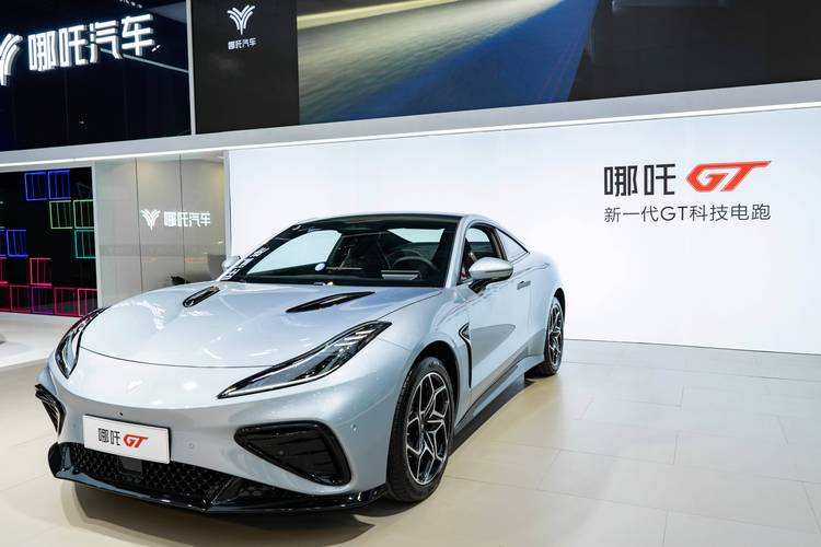 广州250哪吒汽车在智能汽车领域的表现，领途汽车在新能源汽车市场中的影响力